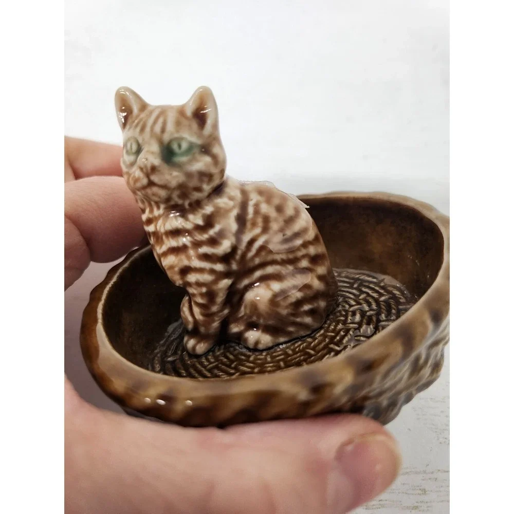 Vintage Wade Pottery England Green Eye Tabby Cat In A Basket Ceramic Figurine